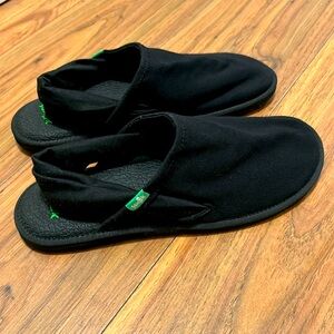 Sanuk slip on yoga mat shoes. Size 7